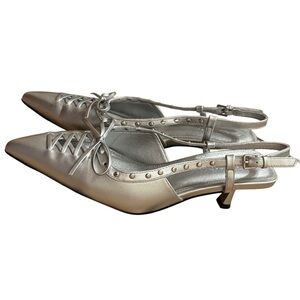 Coutgo Silver leather kitten heel slingback pumps with lace-up detail & buckle